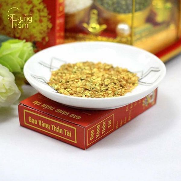 Rải gạo vàng thần tài