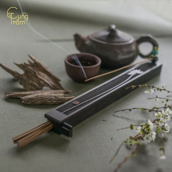 Xông trầm hương để tạo không gian thư giãn