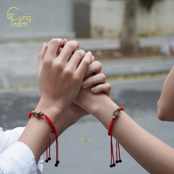 Quà tặng người yêu dịp Tết - Vòng tay trầm hương tết dây đỏ
