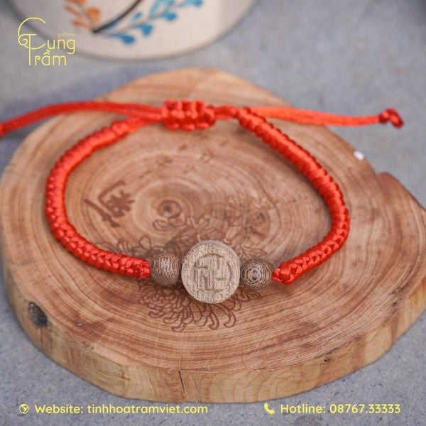 Vòng tay trầm hương tết dây đỏ