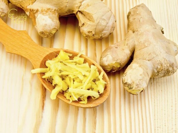 Xông nhà bằng rượu trắng và gừng