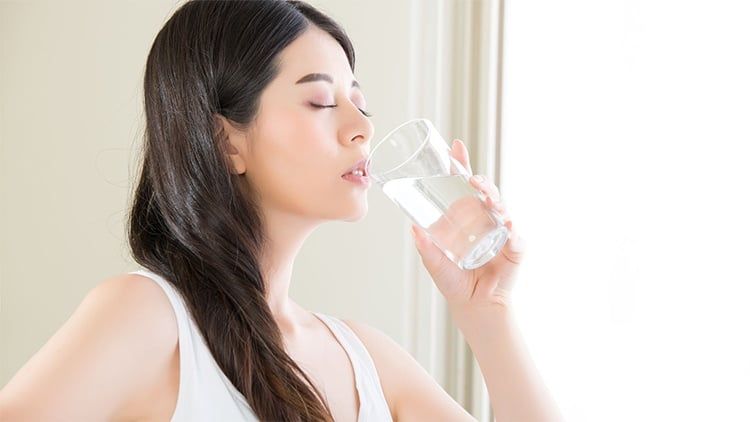 Không nên uống tinh dầu thông đỏ khi bụng đói