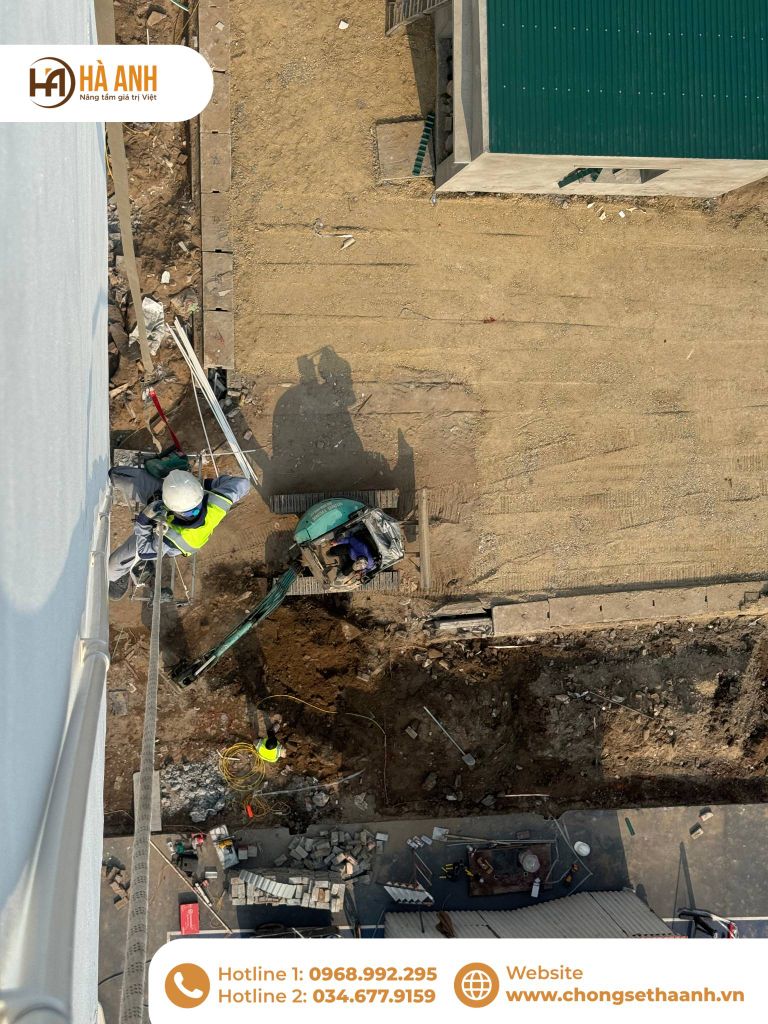 Ghim dây thoát sét phía ngoài công trình tránh khu vực tủ điện và cục nóng điều hòa