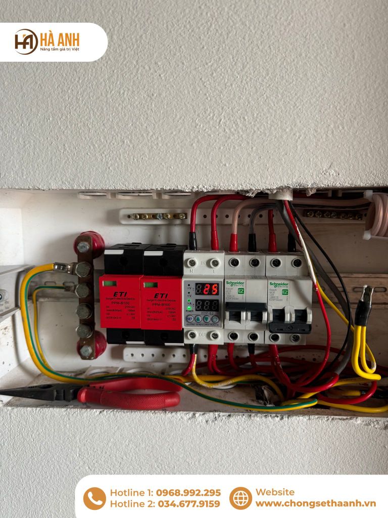 Tủ cắt lọc sét lan truyền bảo vệ thiết bị điện trong nhà mái Nhật khỏi sét đánh
