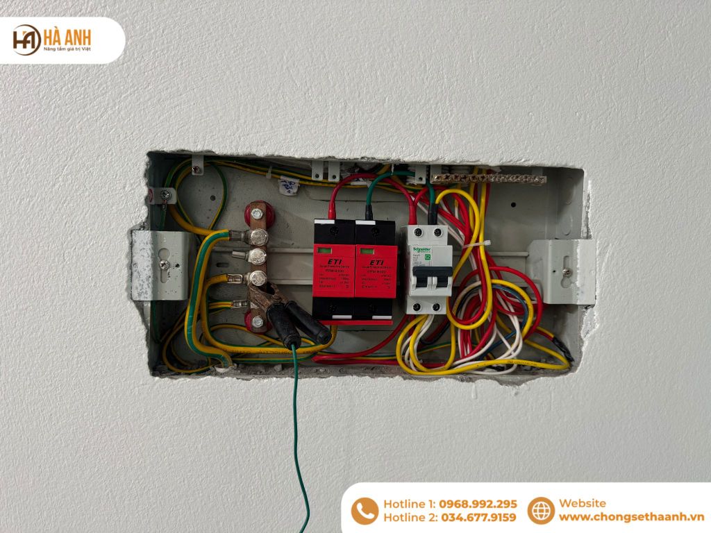 Tủ cắt lọc sét lan truyền bảo vệ thiết bị điện trong nhà mái Nhật khỏi sét đánh
