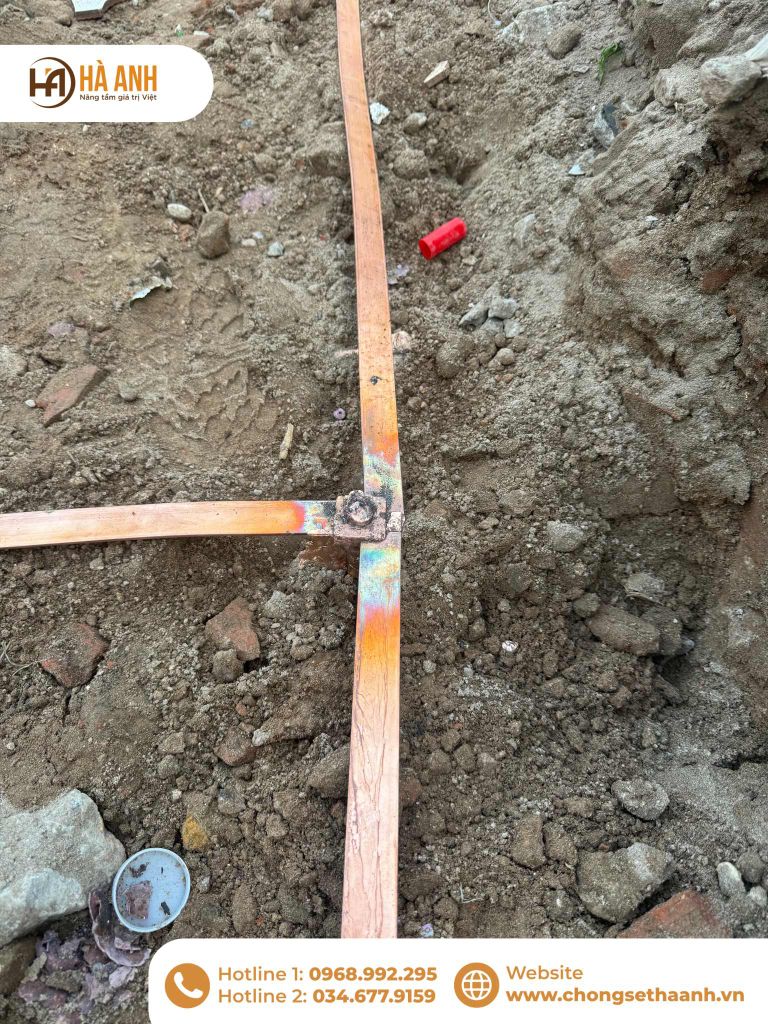 Hàn hóa nhiệt cọc tiếp địa với dây thoát sét dẹt bảng đồng 25x3 cho công trình ngân hàng