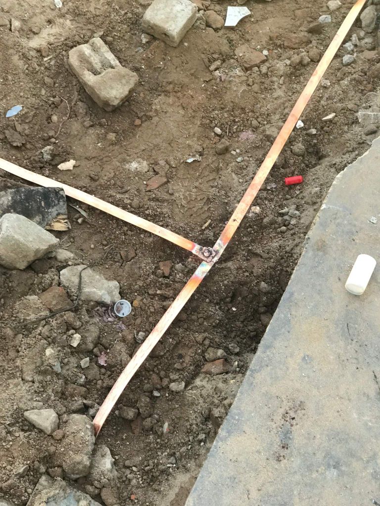 Hàn hóa nhiệt cọc tiếp địa với dây thoát sét dẹt bảng đồng 25x3 cho công trình ngân hàng