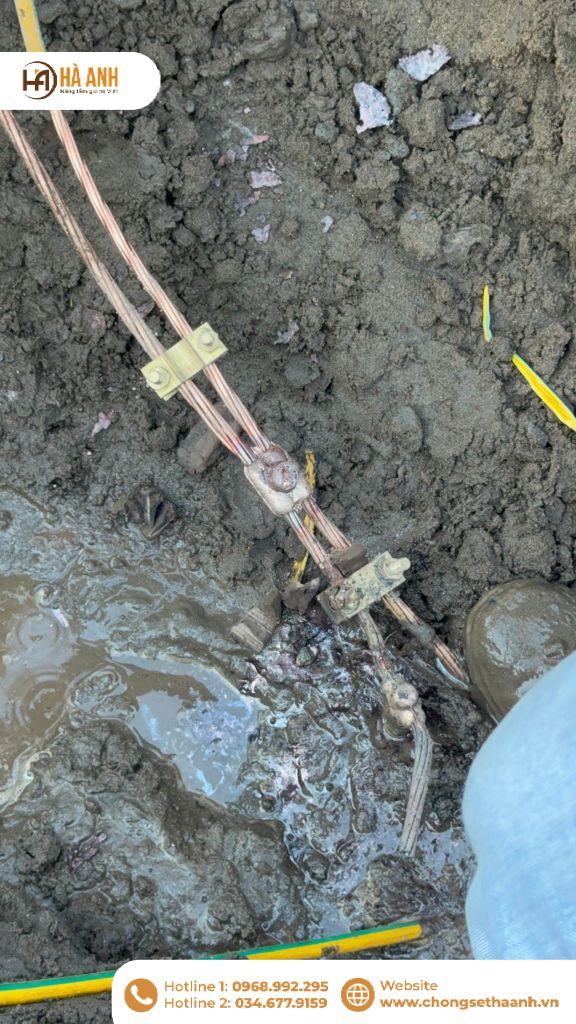 Kỹ thuật viên thực hiện hàn hóa nhiệt nối dây đồng và cọc tiếp địa