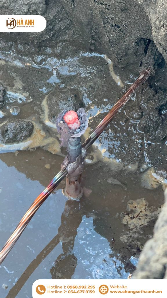 Kỹ thuật viên thực hiện hàn hóa nhiệt nối dây đồng và cọc tiếp địa