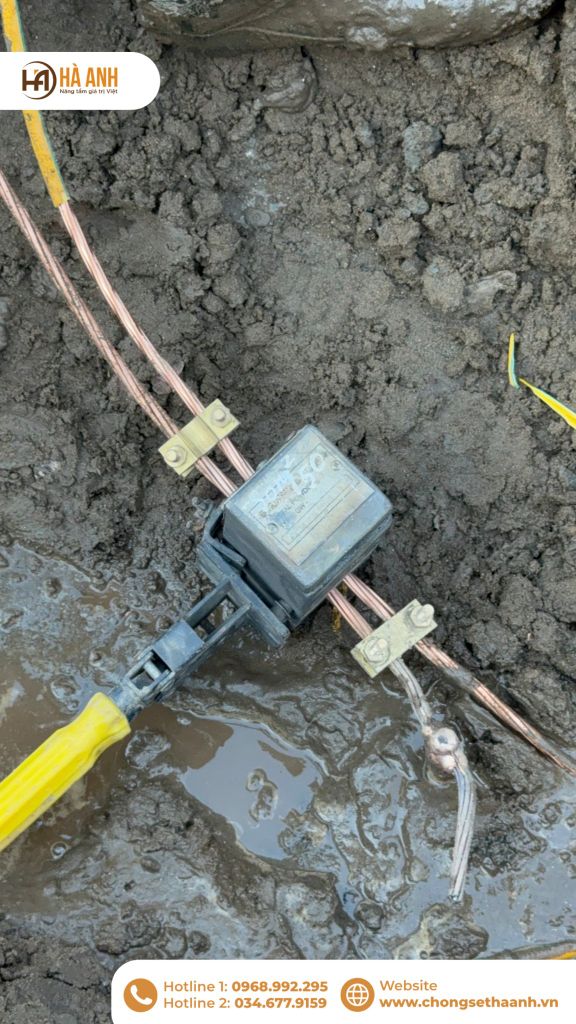 Kỹ thuật viên thực hiện hàn hóa nhiệt nối dây đồng và cọc tiếp địa