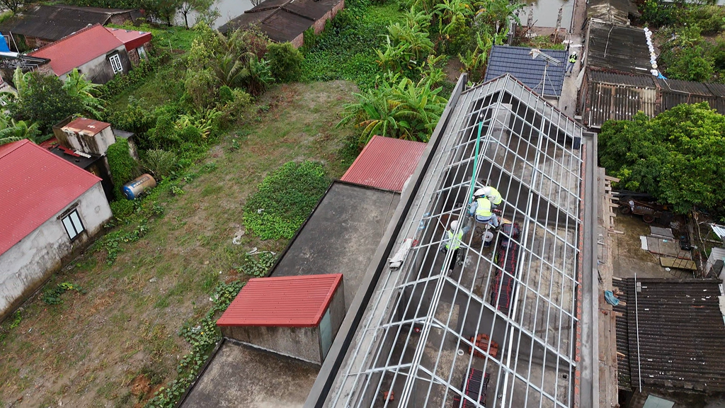 Kết cấu mái Nhật cao dốc nhiều đỉnh làm tăng nguy cơ sét đánh trực tiếp vào ngôi nhà