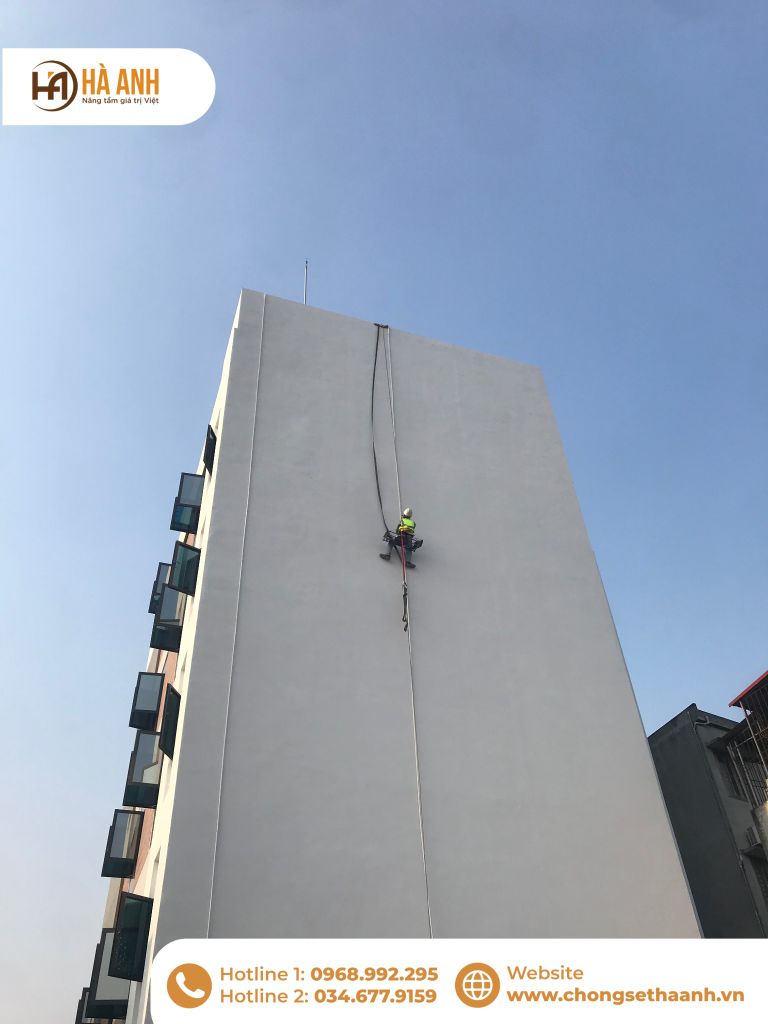 Ghim dây thoát sét phía ngoài công trình tránh khu vực tủ điện và cục nóng điều hòa