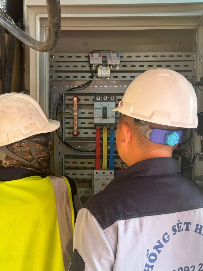 Tủ điện chống sét lan truyền điện áp 3 pha do Chống Sét Hà Anh lắp đặt