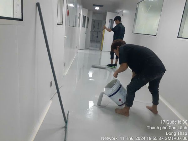 Thi công sơn epoxy thân thiện môi trường tại nhà máy hiện đại
