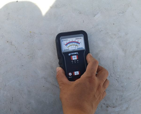 kiểm tra điều kiện nền bê tông trước khi thi công sơn epoxy