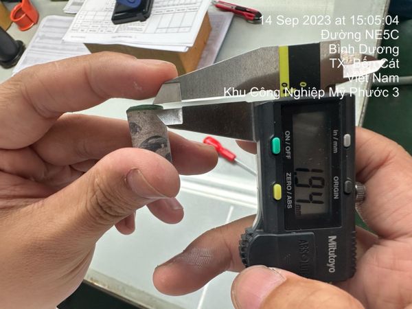 đo độ dày lớp phủ sơn epoxy bằng thiết bị kiểm tra