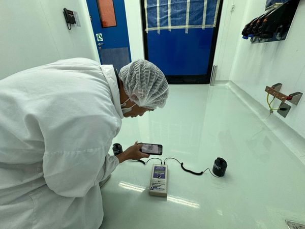 Đo điện trở sàn epoxy chống tĩnh điện EC100 tại nhà máy Dược Sanofi Quận 9