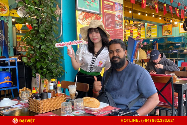 Khách nên chọn quán trung tâm thành phố, menu đa dạng để vừa thưởng thức cafe vừa ăn sáng, ngắm nhìn thành phố