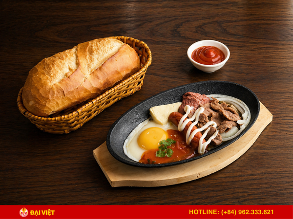 Bánh mì thập cẩm áp chảo tại nhà hàng Công Chúa Bánh Mì