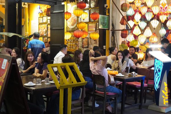 Không gian nhà hàng Ốc Đại Việt được thiết kế mở, thoải mái