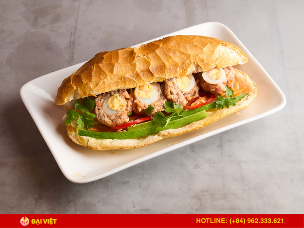 Nhân bánh mì vô cùng đa dạng, du khách có thể tự do chọn