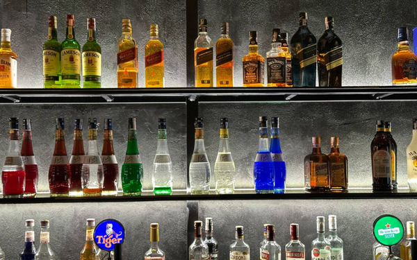 Quầy bar của nhà hàng Rừng Núi Đại Việt có đa dạng rượu, rất được lòng du khách ưa thích check-in