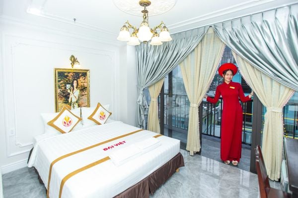 Khách sạn The Rice phía trên nhà hàng rộng rãi, có đa dạng hạng phòng