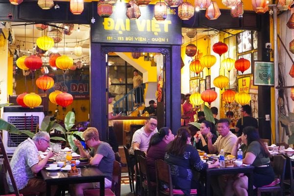 Không gian nhà hàng mở, khách có thể ngồi ngắm phố Tây Bùi Viện thoải mái