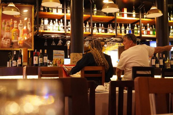 Quầy bar nhà hàng to, bartender chuyên nghiệp