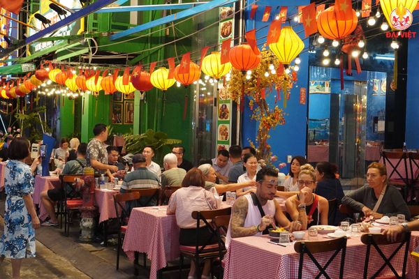 Nhà hàng Đại Việt có 12 chi nhánh trên đường Bùi Viện và Đề Thám