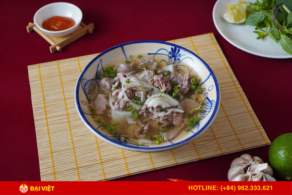 Buổi sáng thưởng thức tô phở bò vừa nóng hổi vừa đủ chất thì còn gì bằng