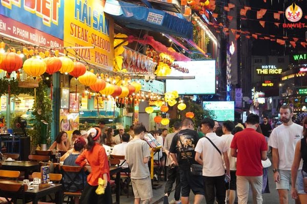 Nhà hàng Đại Việt - có 12 chi nhánh trải dài phố Tây Bùi Viện và Đề Thám