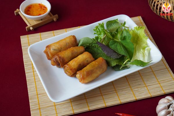 Nhà hàng có nhiều món Việt truyền thống