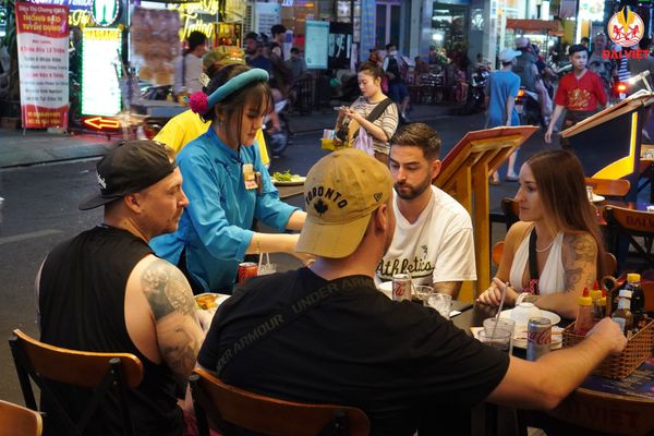 Vị trí địa lý nhà hàng dễ kiếm, thuận tiện di chuyển