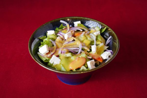 Menu nhà hàng hơn 300 món, trang trí đặc sắc