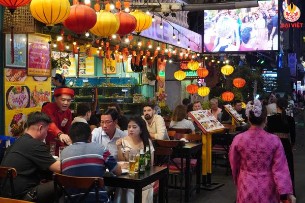 Nên chọn nhà hàng có không gian thoải mái, rộng rãi để dễ dàng di chuyển