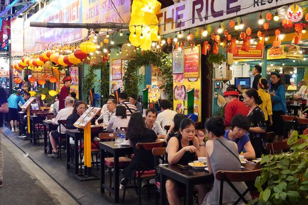 Nhà hàng Đại Việt - vị trí trung tâm phố Tây Bùi Viện, rất dễ tìm kiếm