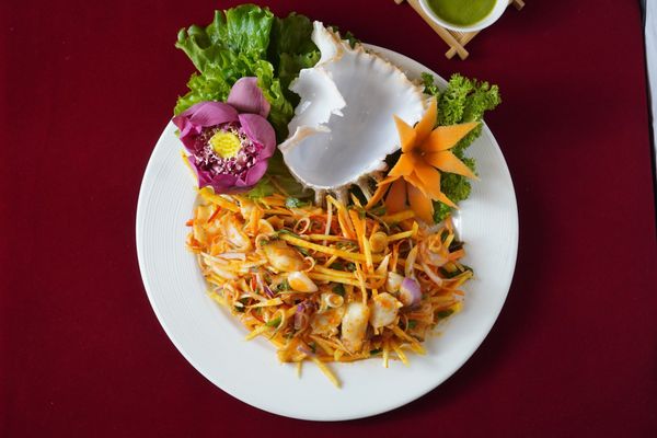 Menu nhà hàng nhiều món ngon, trang trí đẹp, giá cả phù hợp