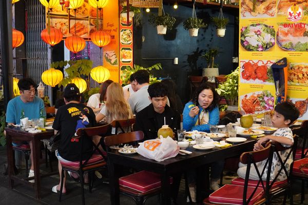 Không gian nhà hàng mang đậm chất Việt, vô cùng có gu