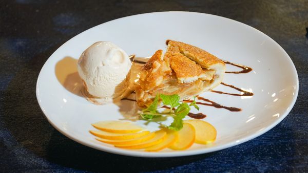 Apple pie with ice cream