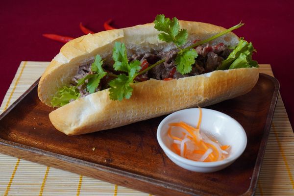 Bánh mì tại nhà hàng thơm ngon, giòn ruộm