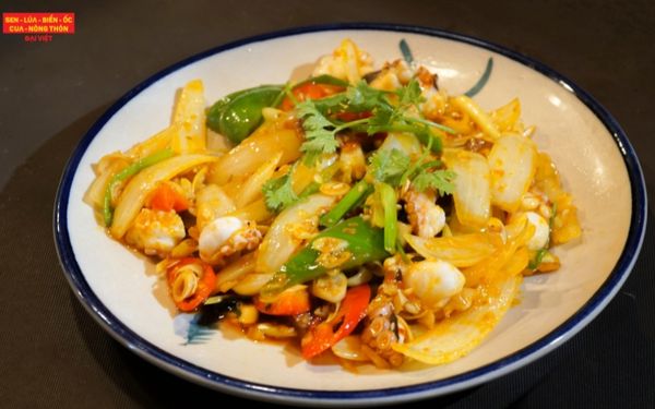 Bạch tuộc xào dưa thơm tại Nông Thôn Đại Việt