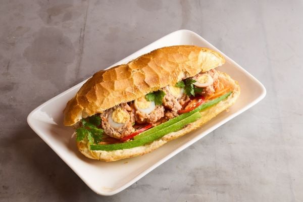 Bánh mì xíu mại & trứng cút