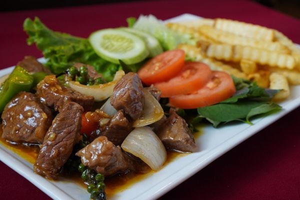 Bò lúc lắc sốt tiêu xanh