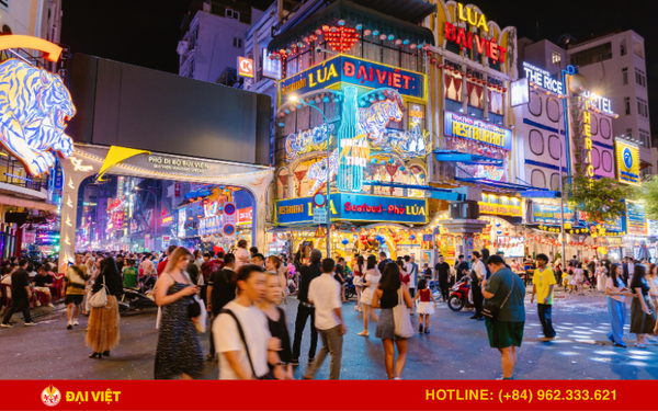 Lua Dai Viet Restaurant - a prime location right at the intersection of Bui Vien and De Tham streets