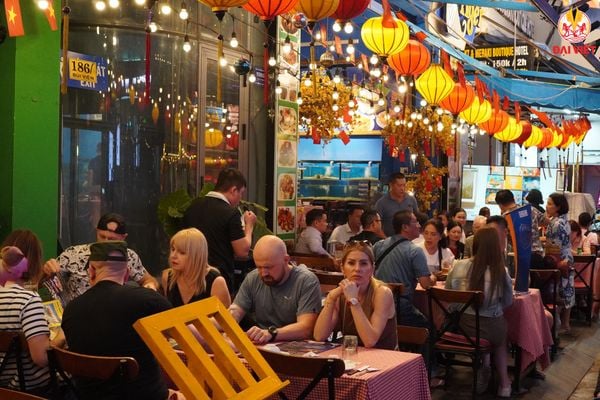 Dai Viet Restaurant - a convenient and delicious dining spot right in the heart of Saigon