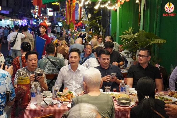 Diện tích nhà hàng rộng rãi, có thể tiếp đón được đoàn đông khách mà không lo thiếu chỗ