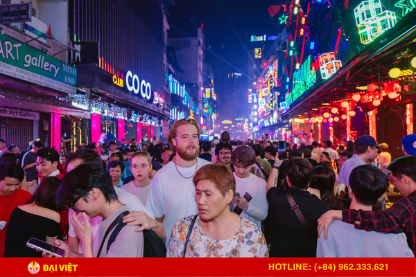 Bầu không khí tại phố Tây Bùi Viện về đêm vô cùng sôi động, tập trung đông đảo du khách trong nước và quốc tế