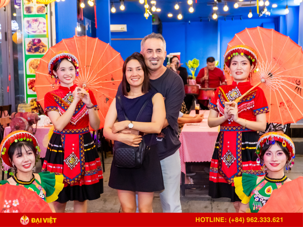 Sitting at the Gio Bien Dai Viet Restaurant, visitors can watch the street performance without having to move