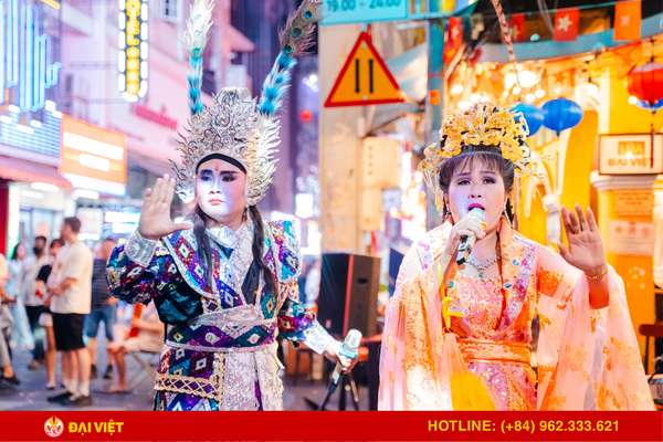 Nghệ sĩ đường phố đang biểu diễn ngay tầm mắt nhà hàng Lúa Đại Việt